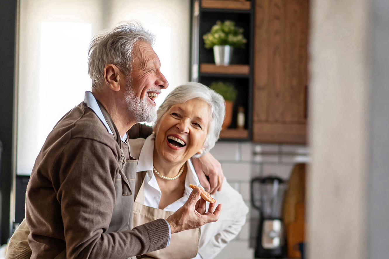 happy_senior_couple_having_fun_in_the_kitchen_together